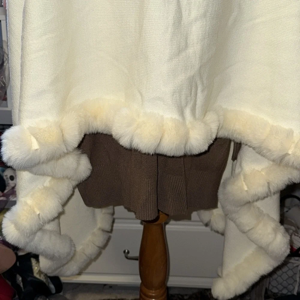 La Fiorentina Cream Faux Fur Accent Cape, one size, new